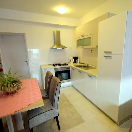 Apartment Abacia 3 *